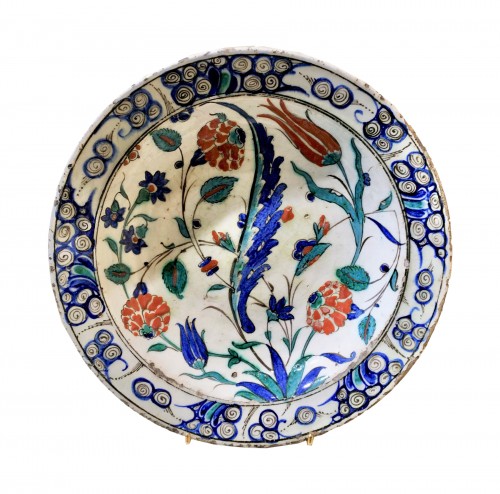 Plat en faïence Iznik