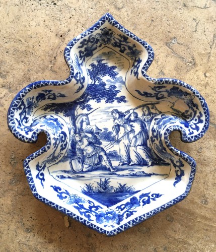 Céramiques, Porcelaines  - Deux coupelles de plat à mendiant en faïence de Delft