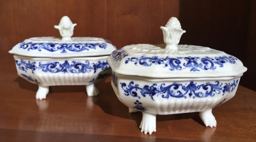 Céramiques, Porcelaines  - Deux boîtes à épices en porcelaine de Saint-Cloud