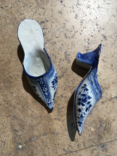 Paire de souliers en faïence de Delft - Céramiques, Porcelaines Style 