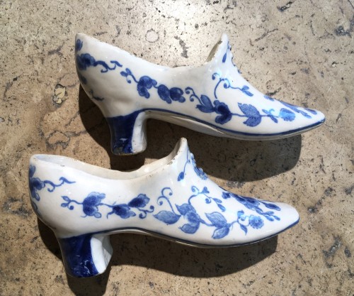 Paire de souliers en faïence allemande - Céramiques, Porcelaines Style 