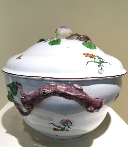 A Strasbourg covered tureen - Porcelain & Faience Style 