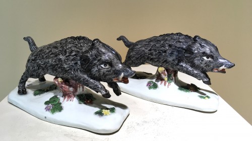 Two Höchst figures of a running boar - Porcelain & Faience Style 