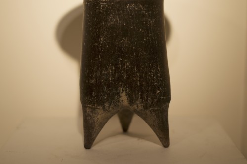Jarre à trois pieds en terre cuite brunie, Néolithique Xiajiadian culture, Chine - Arts d
