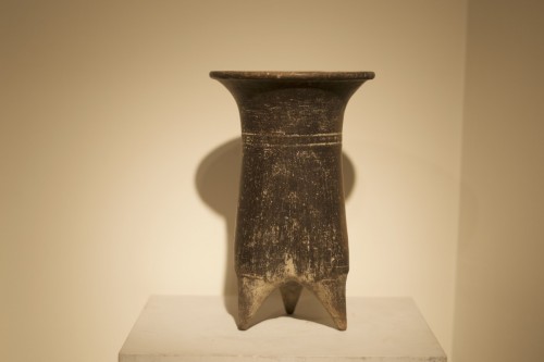 Jarre à trois pieds en terre cuite brunie, Néolithique Xiajiadian culture, Chine - W. Shanshan