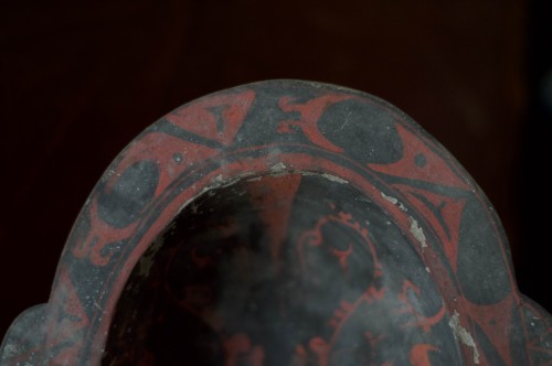 Archéologie  - Tasse peinte avec des motifs abstraits rouges et des caractères chinois, dynastie Han