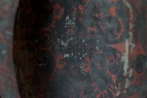 Tasse peinte avec des motifs abstraits rouges et des caractères chinois, dynastie Han - 