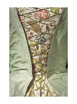 Fashioning fashion : deux siècles de mode européenne, 1700-1915