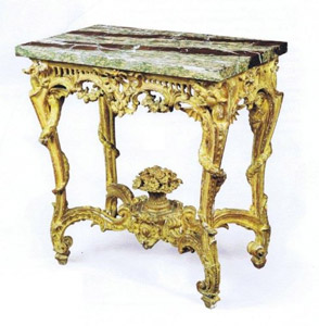 Petite Table de milieu aux Chimères en bois doré XVIIIe