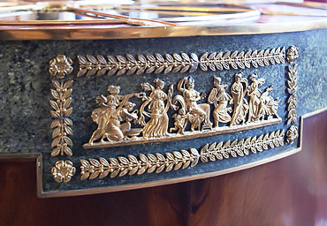 Détail garniture en bronze Table guéridon d'époque Empire hôtel de Beauharnais